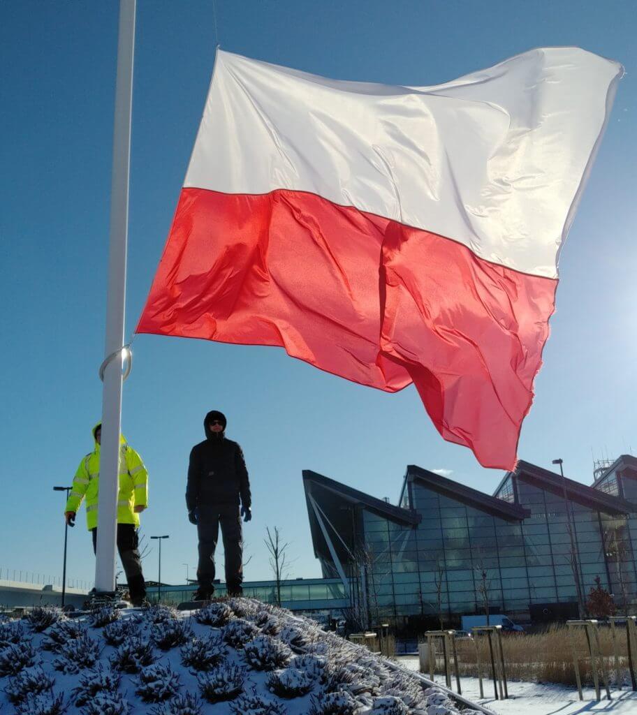flaga Polska na maszcie