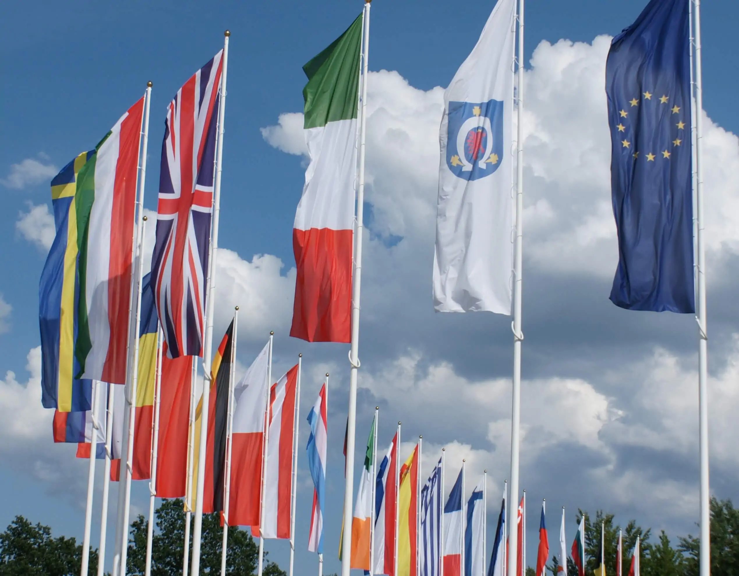 flagi narodowe pionowe